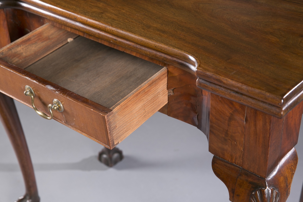 A flip top veneer and hardwood card table. Having cabriole legs with carved shell on knee, ball and - Image 2 of 6