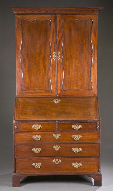 A George III mahogany secretary. Late 18th / early 19th c. Cornice top above 2 panel doors,