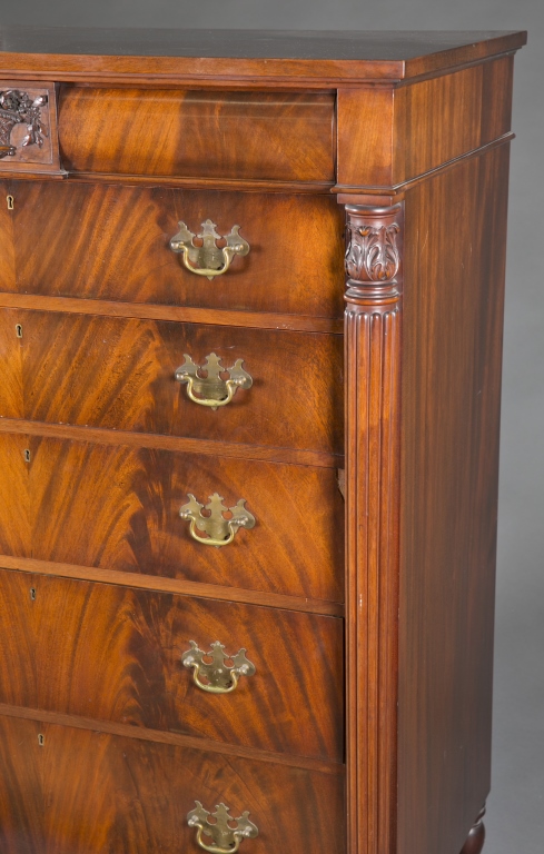 An Empire style chest of drawers. 19th c. Having dovetail construction, flame mahogany veneer, - Image 4 of 6