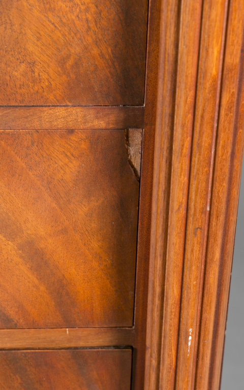 An Empire style chest of drawers. 19th c. Having dovetail construction, flame mahogany veneer, - Image 5 of 6