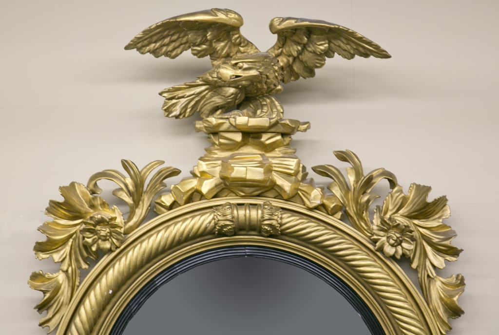 A Federal girandole mirror. Late 18th / early 19th century. Convex mirror surrounded by gilt - Image 3 of 3