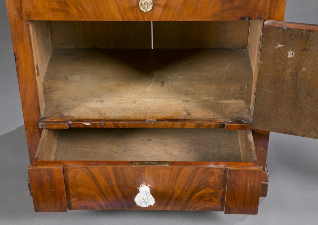 A neoclassical walnut  pot cupboard. 19th century. Having solid wood covered with book matched - Image 5 of 5