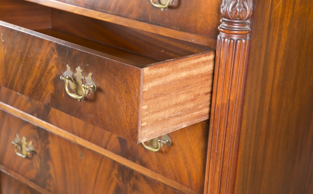 An Empire style chest of drawers. 19th c. Having dovetail construction, flame mahogany veneer, - Image 6 of 6