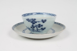 Six 18th century Chinese export blue and white Nanking Cargo tea bowls and saucers with painted tree - Image 6 of 6