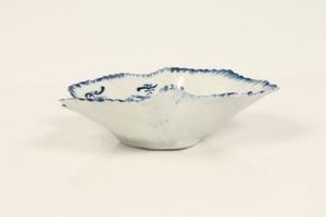 Eighteenth century Worcester blue and white leaf dish, painted in the Vine pattern   CONDITION - Image 2 of 8