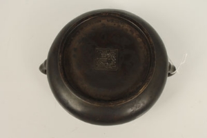 Small Chinese bronze censer, plain form with twin handles, square seal mark, 6cm high x 9.5cm - Image 3 of 11