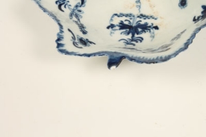 Eighteenth century Worcester blue and white leaf dish, painted in the Vine pattern   CONDITION - Image 8 of 8