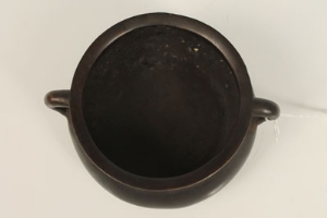 Small Chinese bronze censer, plain form with twin handles, square seal mark, 6cm high x 9.5cm - Image 2 of 11