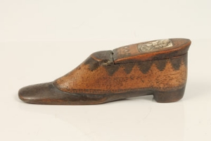 Early nineteenth century treen snuff box, modelled as a gentlemen's shoe, the hinged cover with - Image 3 of 8