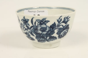 Eighteenth century Worcester blue and white tea bowl and saucer, printed with the Three Flowers - Image 10 of 10