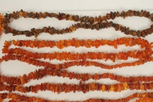 Eight amber / amber-type necklaces with free form beads - Image 5 of 6