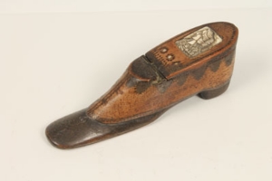 Early nineteenth century treen snuff box, modelled as a gentlemen's shoe, the hinged cover with