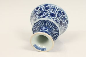 Chinese blue and white pedestal goblet, painted with stylised flower, leaves and characters - blue - Image 6 of 14