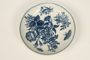 Eighteenth century Worcester blue and white tea bowl and saucer, printed with the Three Flowers - Image 8 of 10