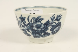 Eighteenth century Worcester blue and white tea bowl and saucer, printed with the Three Flowers - Image 5 of 10