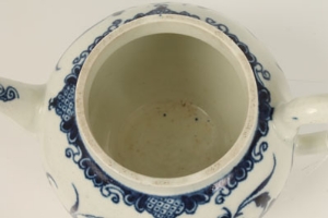 Eighteenth century Worcester blue and white teapot, painted in the Mansfield pattern - blue crescent - Image 3 of 12