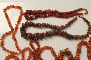 Ten amber / amber-type necklaces with free form beads - Image 6 of 8