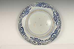 Eighteenth century Chinese export blue and white porcelain charger with segmented borders and floral - Image 10 of 14