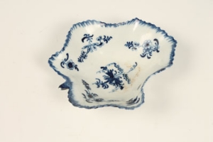 Eighteenth century Worcester blue and white leaf dish, painted in the Vine pattern   CONDITION - Image 5 of 8