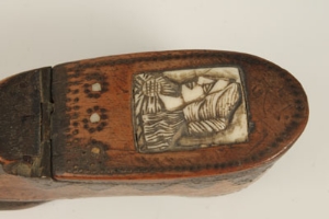 Early nineteenth century treen snuff box, modelled as a gentlemen's shoe, the hinged cover with - Image 6 of 8