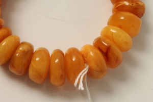 Amber-type bead bracelet   CONDITION REPORT  Total gross weight approximately 37 grams - Image 5 of 10