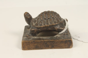 Small Chinese bronze desk seal, square base mounted with a tortoise, 5.25cm - Image 4 of 12