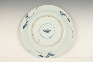 Eighteenth century Chinese export blue and white porcelain charger with segmented borders and floral - Image 14 of 14