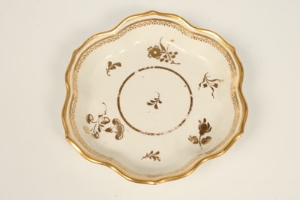 Eighteenth century Caughley teapot stand, decorated with gilt flower sprays, 14.5cm diameter