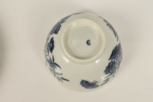 Eighteenth century Worcester blue and white tea bowl and saucer, printed with the Three Flowers - Image 7 of 10