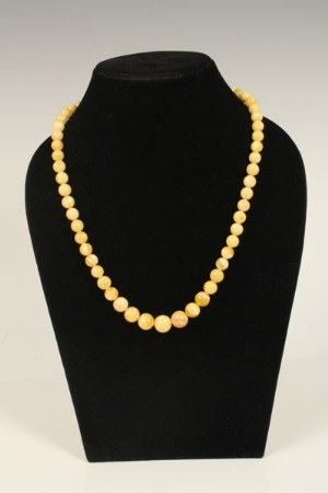 Amber-type graduated bead necklace, 49cm length   CONDITION REPORT  Total gross weight approximately - Image 5 of 8