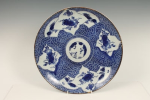 Eighteenth century Chinese export blue and white porcelain charger with segmented borders and floral - Image 9 of 14