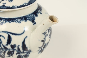 Eighteenth century Worcester blue and white teapot, painted in the Mansfield pattern - blue crescent - Image 2 of 12