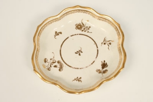 Eighteenth century Caughley teapot stand, decorated with gilt flower sprays, 14.5cm diameter - Image 5 of 8