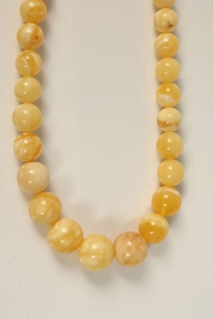 Amber-type graduated bead necklace, 49cm length   CONDITION REPORT  Total gross weight approximately - Image 2 of 8