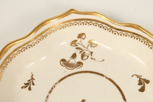 Eighteenth century Caughley teapot stand, decorated with gilt flower sprays, 14.5cm diameter - Image 7 of 8