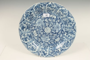 Eighteenth century Chinese export blue and white porcelain charger with segmented borders and floral - Image 6 of 14