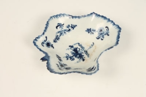 Eighteenth century Worcester blue and white leaf dish, painted in the Vine pattern   CONDITION