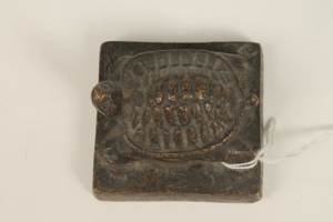 Small Chinese bronze desk seal, square base mounted with a tortoise, 5.25cm - Image 6 of 12
