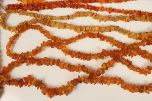 Eight amber / amber-type necklaces with free form beads - Image 3 of 6