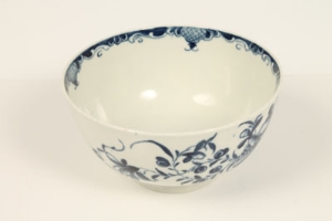 Eighteenth century Worcester blue and white sugar bowl, painted in the Mansfield pattern, 11.5cm