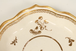 Eighteenth century Caughley teapot stand, decorated with gilt flower sprays, 14.5cm diameter - Image 3 of 8
