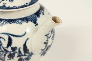 Eighteenth century Worcester blue and white teapot, painted in the Mansfield pattern - blue crescent - Image 8 of 12