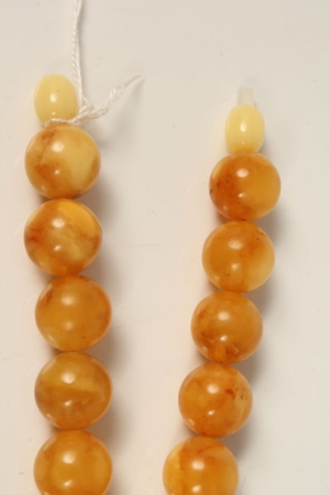 Amber-type bead necklace with honey colour beads, 44.5cm length   CONDITION REPORT  Approximately 41 - Image 9 of 10