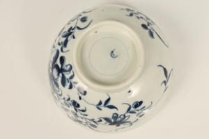 Eighteenth century Worcester blue and white sugar bowl, painted in the Mansfield pattern, 11.5cm - Image 5 of 10