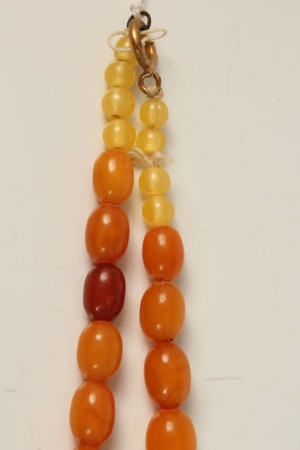 Old amber / amber-type graduated bead necklace, 43cm   CONDITION REPORT  Total gross weight - Image 4 of 8