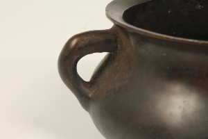 Small Chinese bronze censer, plain form with twin handles, square seal mark, 6cm high x 9.5cm - Image 10 of 11