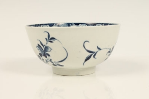 Eighteenth century Worcester blue and white sugar bowl, painted in the Mansfield pattern, 11.5cm - Image 3 of 10