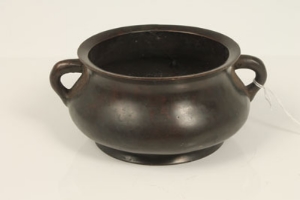 Small Chinese bronze censer, plain form with twin handles, square seal mark, 6cm high x 9.5cm