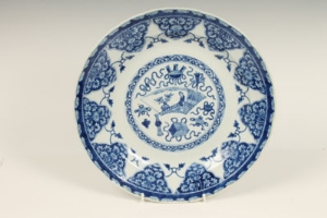 Eighteenth century Chinese export blue and white porcelain charger with segmented borders and floral - Image 4 of 14