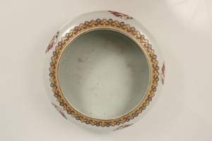 Chinese shallow bowl, painted in famille rose colours, mons with Dragon and Chinese characters - red - Image 2 of 10